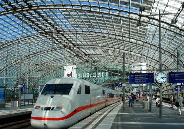Obere Gleisebene mit ICE, Hauptbahnhof, Berlin, Deutschland
